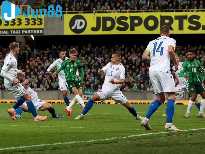 Slovakia (áo trắng) vừa nhận thất bại tâm phục khẩu phục trước Bắc Ireland ở lượt trận vừa qua (Ảnh: inkl) Slovakia (áo trắng) vừa nhận thất bại tâm phục khẩu phục trước Bắc Ireland ở lượt trận vừa qua (Ảnh: inkl)